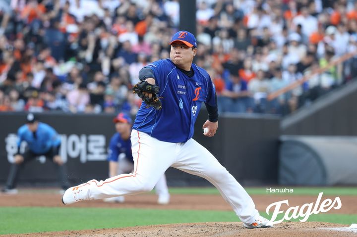 [서울=뉴시스] 홍효식 기자 = 19일 대전 한화생명 볼파크에서 열린 2026 KBO리그 한화 이글스와 키움 히어로즈의 경기, 한화 선발 류현진이 역투하고 있다. (사진=한화 이글스 제공) 2026.07.19. photo@newsis.com *재판매 및 DB 금지