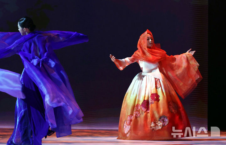 [부산=뉴시스] 김진아 기자 = 소리꾼 김율희 씨가 19일 부산에서 열린 제48차 유네스코 세계유산위원회 개회식에서 공연을 하고 있다. 2026.07.19. bluesoda@newsis.com