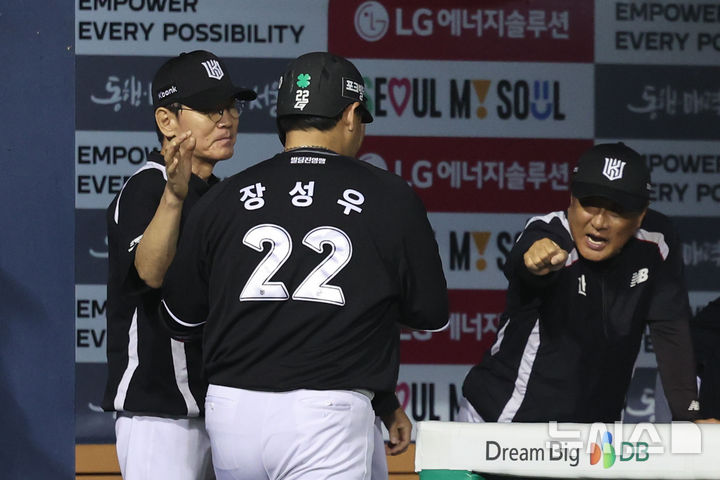 [서울=뉴시스] 권창회 기자 = 19일 서울 송파구 잠실야구장에서 열린 2026 KBO리그 KT 위즈와 LG 트윈스의 경기, 8회 초 KT 장성우가 솔로홈런을 친 뒤 이강철 감독의 축하를 받고 있다. 2026.07.19. kch0523@newsis.com