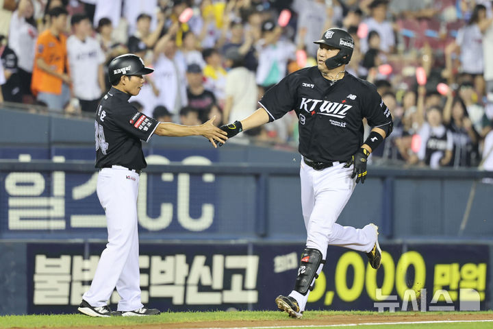 [서울=뉴시스] 권창회 기자 = 19일 서울 송파구 잠실야구장에서 열린 2026 KBO리그 KT 위즈와 LG 트윈스의 경기, 8회 초 KT 장성우가 솔로홈런을 친 뒤 그라운드를 돌고 있다. 2026.07.19. kch0523@newsis.com