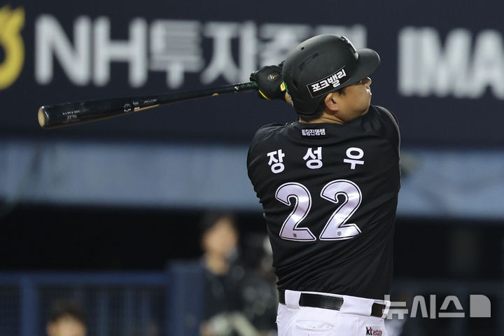 [서울=뉴시스] 권창회 기자 = 19일 서울 송파구 잠실야구장에서 열린 2026 KBO리그 KT 위즈와 LG 트윈스의 경기, 8회 초 KT 장성우가 솔로홈런을 치고 있다. 2026.07.19. kch0523@newsis.com