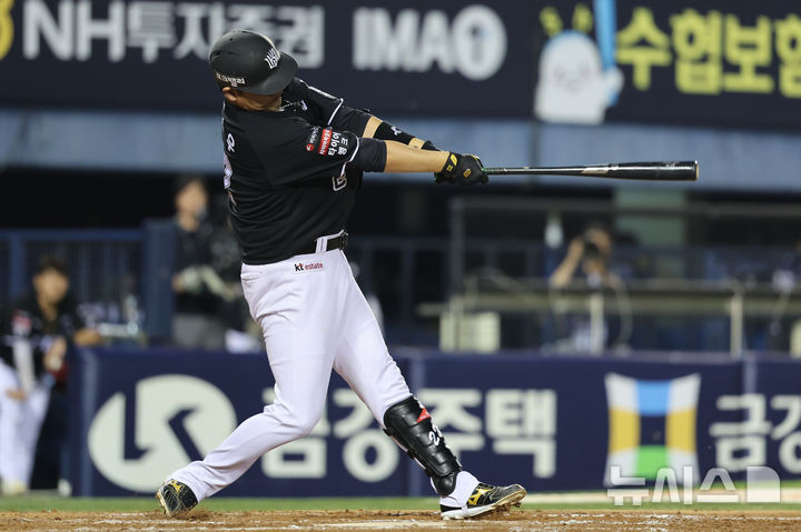 [서울=뉴시스] 권창회 기자 = 19일 서울 송파구 잠실야구장에서 열린 2026 KBO리그 KT 위즈와 LG 트윈스의 경기, 8회 초 KT 장성우가 솔로홈런을 치고 있다. 2026.07.19. kch0523@newsis.com