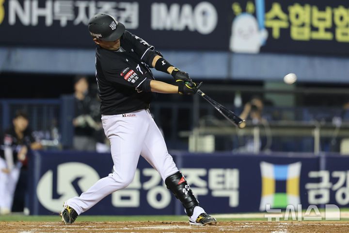 [서울=뉴시스] 권창회 기자 = 19일 서울 송파구 잠실야구장에서 열린 2026 KBO리그 KT 위즈와 LG 트윈스의 경기, 8회 초 KT 장성우가 솔로홈런을 치고 있다. 2026.07.19. kch0523@newsis.com