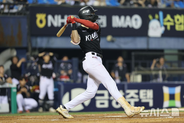 [서울=뉴시스] 권창회 기자 = 19일 서울 송파구 잠실야구장에서 열린 2026 KBO리그 KT 위즈와 LG 트윈스의 경기, 9회 초 1사 1,2루 KT 힐리어드가 1타점 적시타를 치고 있다. 2026.07.19. kch0523@newsis.com