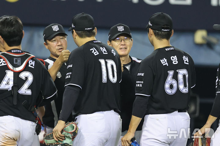 [서울=뉴시스] 권창회 기자 = 19일 서울 송파구 잠실야구장에서 열린 2026 KBO리그 KT 위즈와 LG 트윈스의 경기, 4:1로 승리한 KT 이강철 감독이 미소짓고 있다. 2026.07.19. kch0523@newsis.com