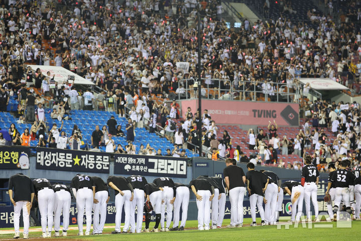 [서울=뉴시스] 권창회 기자 = 19일 서울 송파구 잠실야구장에서 열린 2026 KBO리그 KT 위즈와 LG 트윈스의 경기, 4:1로 승리한 KT 선수들이 팬들에게 인사하고 있다. 2026.07.19. kch0523@newsis.com