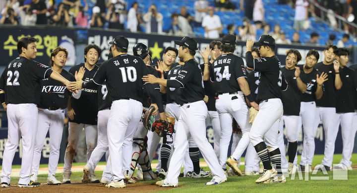 [서울=뉴시스] 권창회 기자 = 19일 서울 송파구 잠실야구장에서 열린 2026 KBO리그 KT 위즈와 LG 트윈스의 경기, 4:1로 승리한 KT 선수들이 기뻐하고 있다. 2026.07.19. kch0523@newsis.com