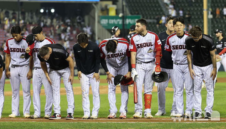 [서울=뉴시스] 권창회 기자 = 19일 서울 송파구 잠실야구장에서 열린 2026 KBO리그 KT 위즈와 LG 트윈스의 경기, 4:1로 패배한 LG 선수들이 아쉬워하고 있다. 2026.07.19. kch0523@newsis.com