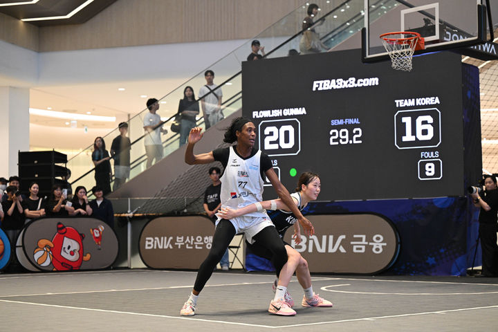 [서울=뉴시스] 홍효식 기자 = 19일 경기도 용인시 롯데몰 수지점에서 열린 '2026 BNK금융 WKBL 3X3 트리플잼'에서 선수들이 경기를 하고 있다.(사진=WKBL 제공) 2026.07.19. photo@newsis.com *재판매 및 DB 금지