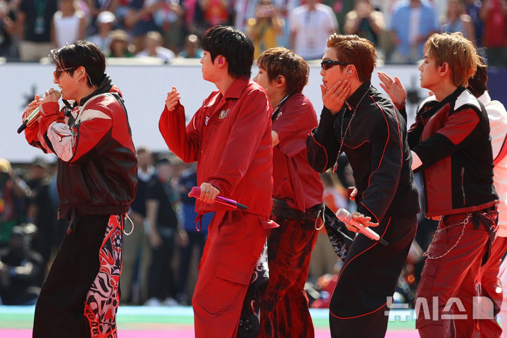 [이스트 러더퍼드=AP/뉴시스] 그룹 방탄소년단(BTS)이 19일(현지 시간) 미 뉴저지주 이스트 러더퍼드 뉴욕 뉴저지 스타디움에서 열린 스페인과 아르헨티나의 2026 북중미 월드컵 결승전 하프타임 쇼에서 공연하고 있다. 2026.07.20.