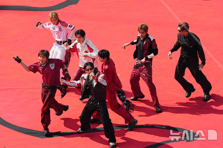 [이스트 러더퍼드=AP/뉴시스] 그룹 방탄소년단(BTS)이 19일(현지 시간) 미 뉴저지주 이스트 러더퍼드 뉴욕 뉴저지 스타디움에서 열린 스페인과 아르헨티나의 2026 북중미 월드컵 결승전 하프타임 쇼에서 공연하고 있다. 2026.07.20.