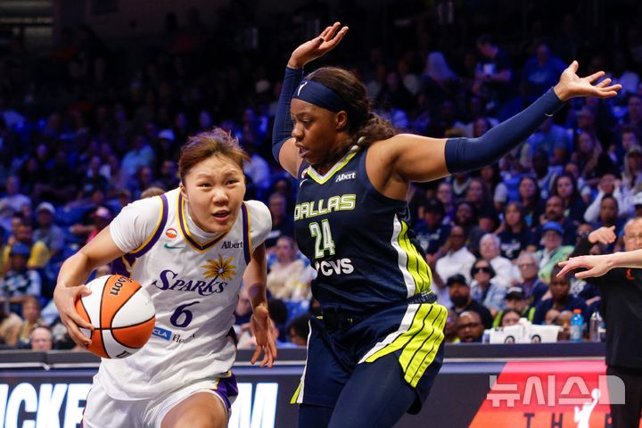 [알링턴=AP/뉴시스] 미국여자프로농구(WNBA) 로스앤젤레스 스파크스의 박지현이 20일(한국 시간) 미국 텍사스주 알링턴의 컬리지 파크 센터에서 열린 2026 WNBA 정규리그 댈러스 윙스와의 원정 경기에서 돌파를 하고 있다. 2026.07.20