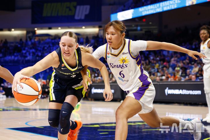 [알링턴=AP/뉴시스] 미국여자프로농구(WNBA) 로스앤젤레스 스파크스의 박지현이 20일(한국 시간) 미국 텍사스주 알링턴의 컬리지 파크 센터에서 열린 2026 WNBA 정규리그 댈러스 윙스와의 원정 경기에서 루즈볼을 잡으려 하고 있다. 2026.07.20