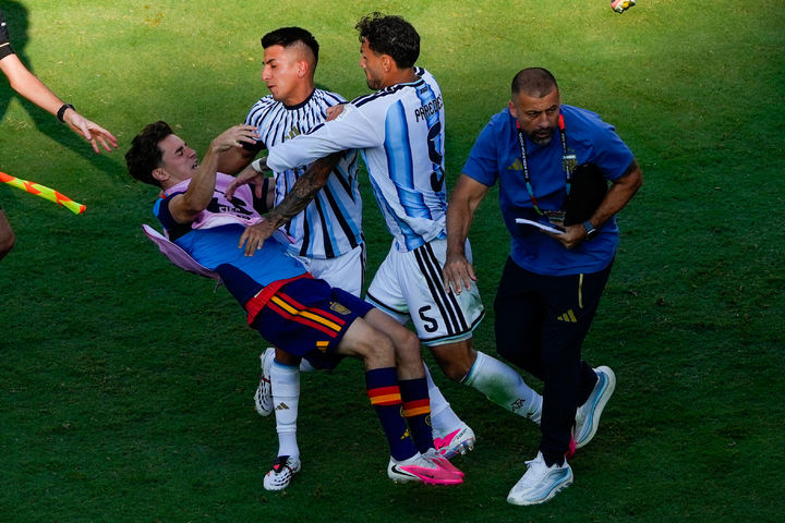 [뉴저지=AP/뉴시스] 19일(현지 시간) 미국 뉴저지주 이스트러더퍼드에서 열린 2026 FIFA 월드컵 결승전에서 스페인의 가비(왼쪽)가 아르헨티나의 티아고 알마다(가운데), 레안드로 파레데스(오른쪽·5번)와 몸싸움을 벌이는 과정에서 넘어지고 있다. 2026.07.20.