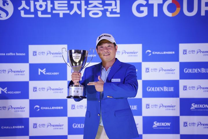 [서울=뉴시스] 지난 18일 '2026 신한투자증권 지투어(GTOUR)' 5차 대회 우승자 박래성이 우승트로피를 들고 기념사진을 촬영하고 있다. (사진=골프존 제공) 2026.07.20. photo@newsis.com *재판매 및 DB 금지