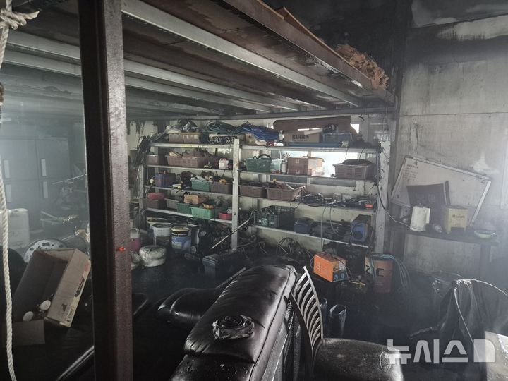 [진도=뉴시스] 20일 오전 7시2분께 전남광주 진도군 한 전복양식장 내 자재창고에서 불이 나 소방 당국에 의해 47분 만에 꺼졌다. (사진 = 전남소방본부 제공) 2026.07.20. photo@newsis.com *재판매 및 DB 금지