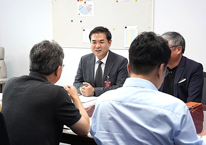 [원주=뉴시스] 이덕화 기자 = 정부안에 미반영 된 원주시 주요 현안에 대한 국비 확보를 위해 김정남 부시장을 비롯해 재정국장과 예산과장, 첨단산업과장 등이 국회를 방문해 사업의 필요성과 추진 당위성을 설명하고 있다. 2026.07.20. nder8768@newsis.com *재판매 및 DB 금지