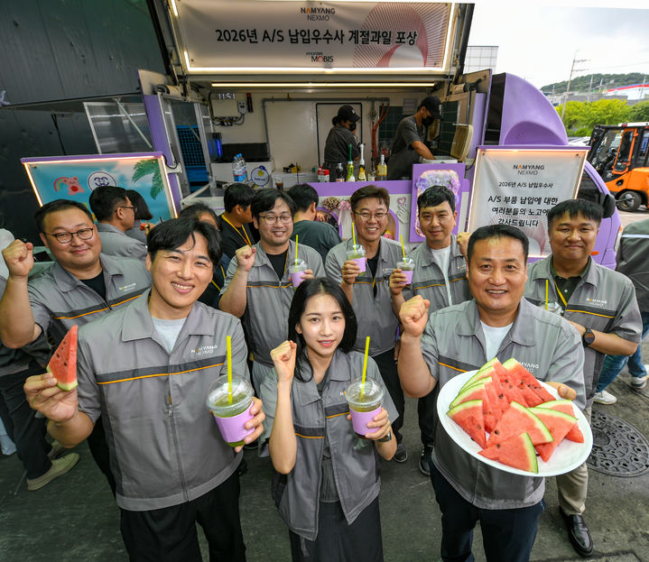 현대모비스가 지난 16일 경기도 안산시에 위치한 남양넥스모 안산공장을 방문해 계절과일과 커피차를 증정했다.(사진제공=현대모비스) *재판매 및 DB 금지