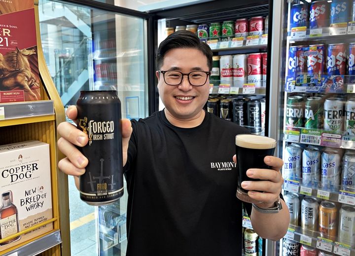 CU가 세계적인 격투기 스타 코너 맥그리거(Conor McGregor)가 직접 만든 프리미엄 흑맥주 '포지드 아이리시 스타우트(Forged Irish Stout)'를 국내 단독 출시한다고 20일 밝혔다. *재판매 및 DB 금지