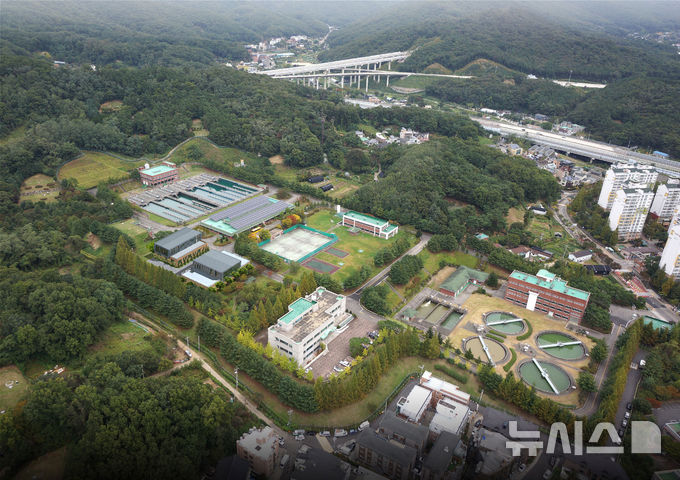 [안양=뉴시스] 안양시가 여름철 풍수해에 대비해 상수도 시설물 특별점검과 수질관리를 강화한다. 사진은 청계통합정수장 전경. (사진=안양시 제공).2026.07.20. photo@newsis.com