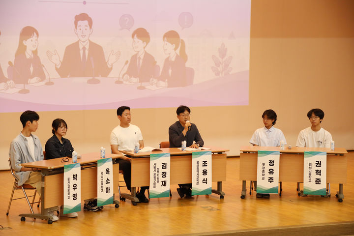 [울산=뉴시스] 조용식 울산시교육감이 18일 시교육청 대강당에서 열린 '학생 참여위원회 정책제안회 학생 타운홀 미팅'에 참석해 정책 추진 방향을 설명하고 있다. (사진=울산시교육청 제공) 2026.07.20. photo@newsis.com *재판매 및 DB 금지