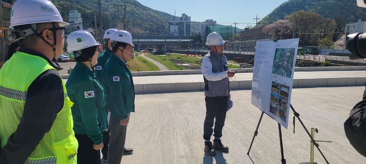 [양산=뉴시스] 나동연 시장이 최근 폭염대비 추진현황 점검회의를 열고 건설현장 등 폭염 취약지역을 직접 점검하고 있다. (사진= 양산시 제공) 2026.07.20. photo@newsis.com *재판매 및 DB 금지