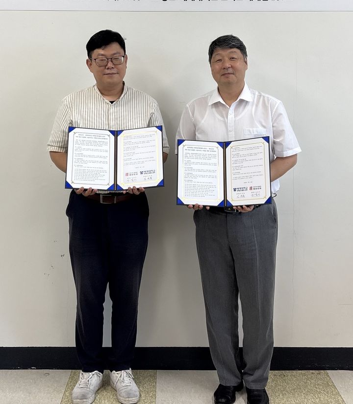 [대전=뉴시스] 배재대와 대전 중구 청년센터 청년모아 협약식 기념촬영. (사진=배재대 제공) 2026.07.20. photo@newsis.com *재판매 및 DB 금지