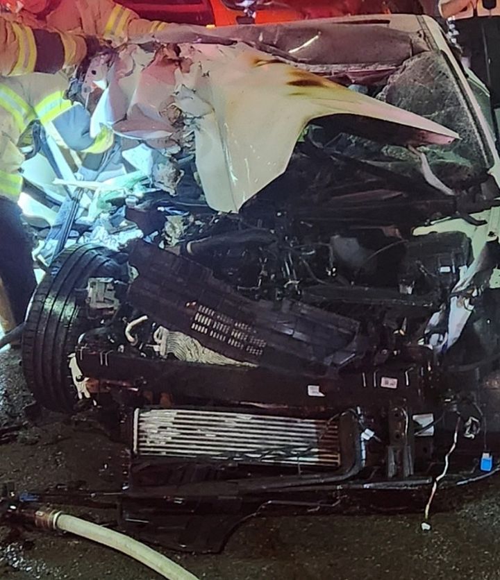 [대구=뉴시스] 20일 오전 2시께 대구 서구 비산동 북비산네거리에서 아반떼 승용차가 정차해 있던 서구청 청소차를 들이받았다. (사진=대구소방안전본부 제공) 2026.07.20. photo@newsis.com *재판매 및 DB 금지