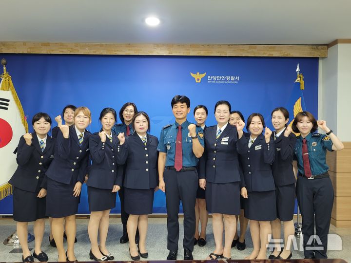 [안양=뉴시스] 간담회 참석자들이 김형록 서장과 기념 촬영을 하고 있다. (사진=만안경찰서 제공).2026.07.20. photo@newsis.com