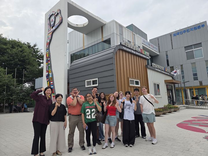 [안산=뉴시스] 미국 네브래스카대학교 링컨캠퍼스 학생들이 16일 외국인주민지원본부 앞에서 기념사진을 찍고 있다. (사진=안산시 제공) 2026.07.20. photo@newsis.com *재판매 및 DB 금지