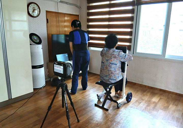 [창녕=뉴시스] 찾아가는 노인 무료 결핵검진을 하고 있다. (사진= 창녕군 제공) 2026.07.20. photo@newsis.com *재판매 및 DB 금지