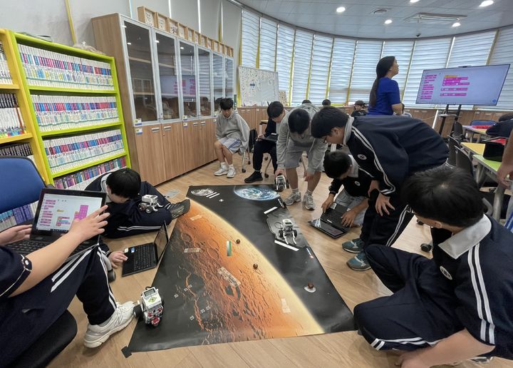 [창녕=뉴시스] 청소년들이 자유학기제 진로체험을 하고 있다. (사진= 창녕군 제공) 2026.07.20. photo@newsis.com *재판매 및 DB 금지