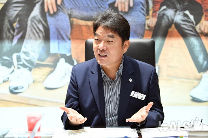 [인터뷰]장준용 동래구청장 "윗돌 빼 아랫돌 고이기"...북항 돔구장 반대 - 뉴스 썸네일 이미지