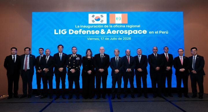 [서울=뉴시스] LIG 디펜스&에어로스페이스(LIG D&A) 중남미 대표사무소 개소식에 참석한 LIG D&A 및 페루 관계자들이 기념사진을 촬영하고 있다. (사진=LIG D&A 제공) photo@newsis.com *재판매 및 DB 금지