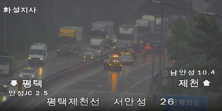 [안성=뉴시스] 사고 수습 현장. (사진=한국도로공사 CCTV 갈무리) 2026.07.20. photo@newsis.com *재판매 및 DB 금지
