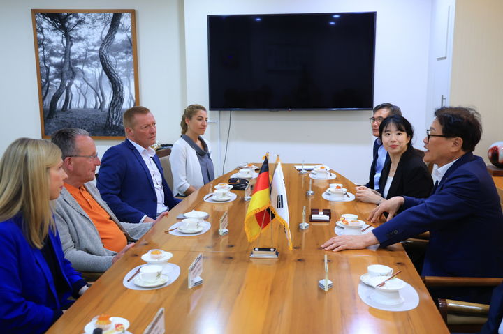 [대구=뉴시스] 대구 수성구가 독일 카를스루에시(Karlsruhe)와 기후변화 대응과 문화예술 분야의 교류 협력을 확대했다. (사진=대구 수성구 제공) 2026.07.20. photo@newsis.com *재판매 및 DB 금지