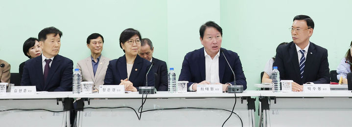 [서울=뉴시스] 최태원 대한상의 회장이 20일 경기 화성시 나래울종합사회복지관에서 열린 '복지 사각지대 해소를 위한 전국상의 ERT 공동챌린지' 행사에서 인사말을 하고 있다. (사진=대한상의 제공) 2026.07.20 photo@newsis.com *재판매 및 DB 금지