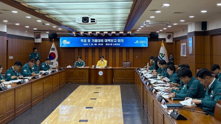 [밀양=뉴시스] 밀양시가 폭염 및 가뭄 대비 시민 체감형 현장 대응체계와 분야별 선제적 조치 사항을 점검하고 있다. (사진=밀양시 제공) 2026.07.20. photo@newsis.com *재판매 및 DB 금지