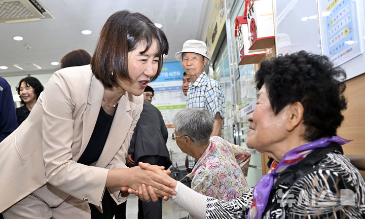 [전남광주=뉴시스] 양시원 기자 = 김민석 전 국무총리 배우자인 이태린 여사가 20일 오전 전남광주통합특별시 광산구 도산동 행복나루노인복지관에서 시민들과 만나 인사하고 있다. 2026.07.20. goodwrite97@newsis.com 