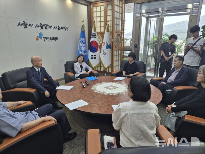 [서울=뉴시스] 조성하 기자 = 이숙진·오영근 상임위원, 오완호·조숙현·소라미·김민문정 위원 등이 20일 서울 중구 국가인권위원회 안창호 위원장실을 찾아 면담을 진행하고 있다. 2026.07.20. create@newsis.com