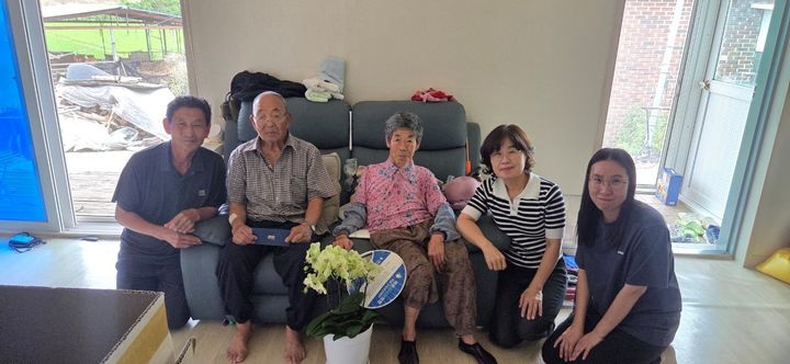 [합천=뉴시스] 경남 합천군 대양면, 100세 어르신 장수축하금 전달. (사진=합천군 제공) 2026.07.20. photo@newsis.com *재판매 및 DB 금지