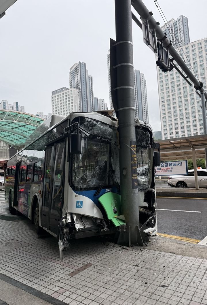 [광명=뉴시스] 20일 오전 10시14분께 경기 광명시 광명역 3번 출구 앞 기둥으로 시내버스가 돌진하는 사고가 났다. (사진=경기도소방재난본부 제공) 2026.7.20. photo@newsis.com *재판매 및 DB 금지