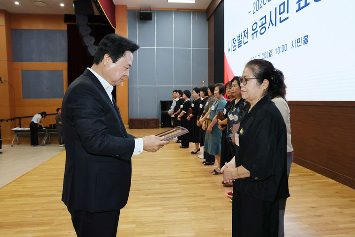 창원시, 시정발전 유공시민 105명 표창