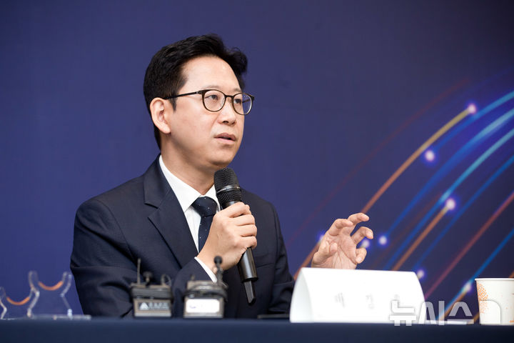[세종=뉴시스]배경훈 부총리 겸 과학기술정보통신부 장관이 20일 오전 세종특별자치시 정부세종청사에서 열린 '과학기술정보통신부 기자간담회'에서 취임 1주년 소회를 밝히고 있다. (사진=과기정통부 제공)