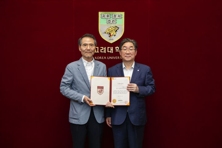[서울=뉴시스] 고려대 곽종윤(왼쪽) 교우(화학 76)가 화학과 발전기금 1억100만원을 기부하고, 김동원 총장과 기념 사진을 촬영하고 있다. (사진=고려대 제공) 2026.07.20. photo@newsis.com *재판매 및 DB 금지