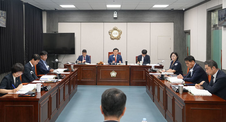 태백시의회는 20일 위원회실에서 제293회 시의회 임시회 제5차 본회의를 열고 공간정보과 등 6개 부서의 업무 추진상황을 점검하고 있다.(사진=태백시의회 제공) *재판매 및 DB 금지