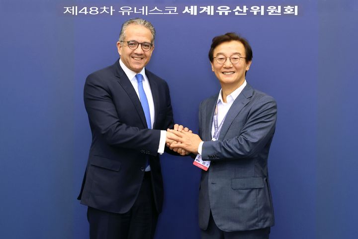 [부산=뉴시스] 전재수 부산시장(오른쪽)은 칼레드 알-아나니 유네스코 사무총장을 20일 부산 해운대구 벡스코에서 만나 세계유산 분야 협력 확대와 국제교류 활성화 방안을 논의했다. (사진=부산시 제공) 2026.07.20. photo@newsis.com *재판매 및 DB 금지