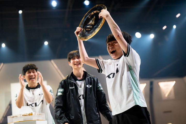 [서울=뉴시스] 디플러스 기아(DK)가 이스포츠 월드컵 2026(EWC) 리그 오브 레전드(LoL) 종목 결승에서 프랑스 홈팀 카르민 코프(KC)를 3대 0으로 꺾고 우승을 차지했다. (사진=이스포츠 재단 제공) *재판매 및 DB 금지