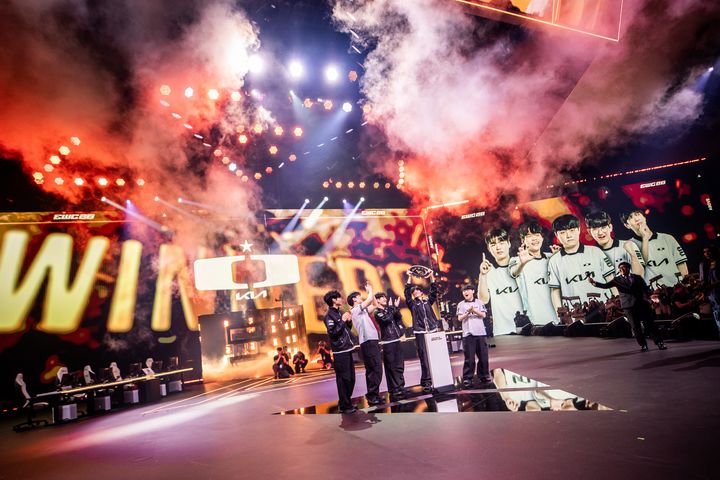 [서울=뉴시스] 디플러스 기아(DK)가 이스포츠 월드컵 2026(EWC) 리그 오브 레전드(LoL) 종목 결승에서 프랑스 홈팀 카르민 코프(KC)를 3대 0으로 꺾고 우승을 차지했다. (사진=이스포츠 재단 제공) *재판매 및 DB 금지