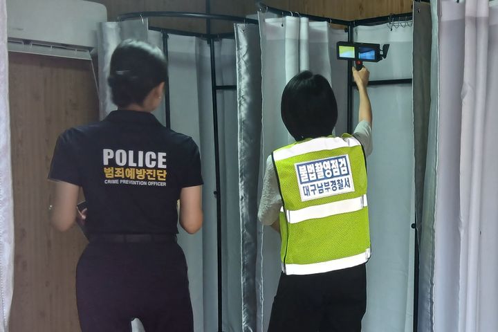 [대구=뉴시스] 대구남부경찰서는 여름철 성범죄를 선제적으로 예방하기 위해 '성폭력·불법촬영범죄 우려지역 안심점검 캠페인'을 실시했다. (사진=대구 남부경찰서 제공) 2026.07.20. photo@newsis.com *재판매 및 DB 금지